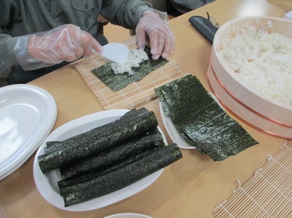 「ワールドステイののいち」の食イベント。巻き寿司を自分で作って食べる。
