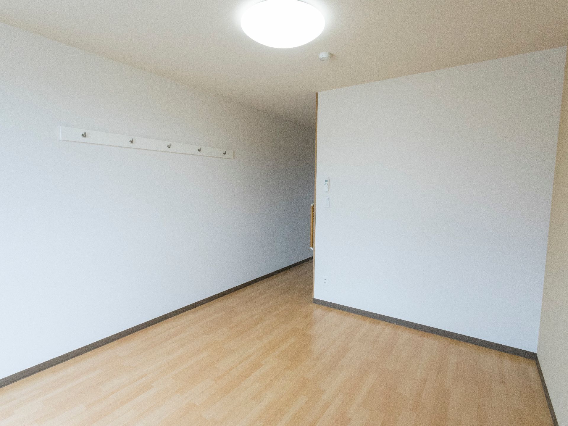 部屋は、木目調のフローリングで壁紙は白となっている。蛍光灯も明るく室内全体を照らしているので、開放感がある。