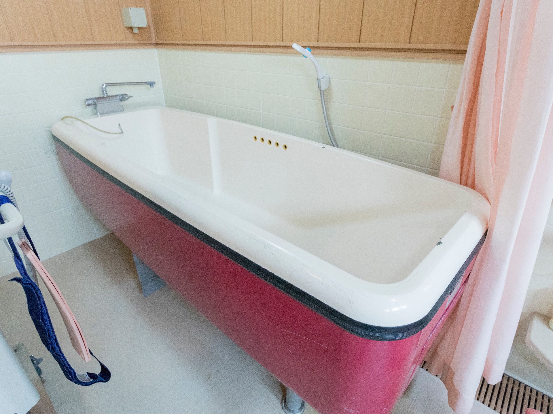 機械浴ができる専用の大きい浴槽。スタッフが責任を持って入浴を介助してくれるので安心できる。仕切りのカーテンも付いている。