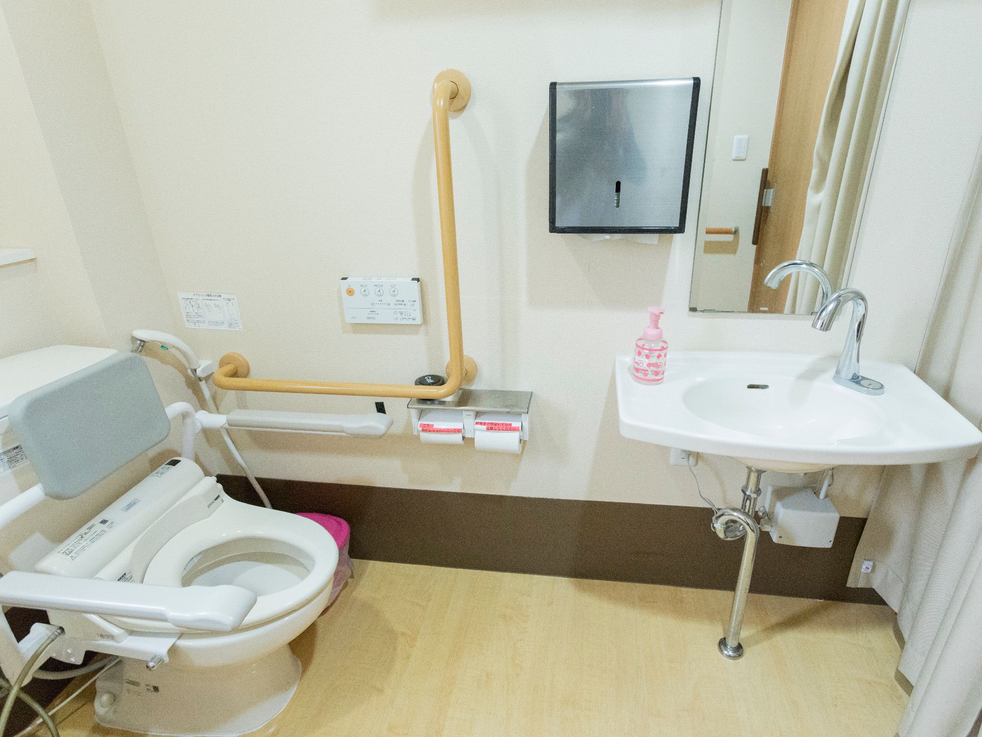 洋式トイレは、車椅子の方も安心してご利用になれる。洗面台は低く設置されていて使いやすい。しっかりした手すりも付いている。