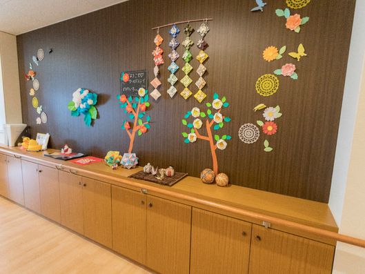 廊下の壁と棚の飾り