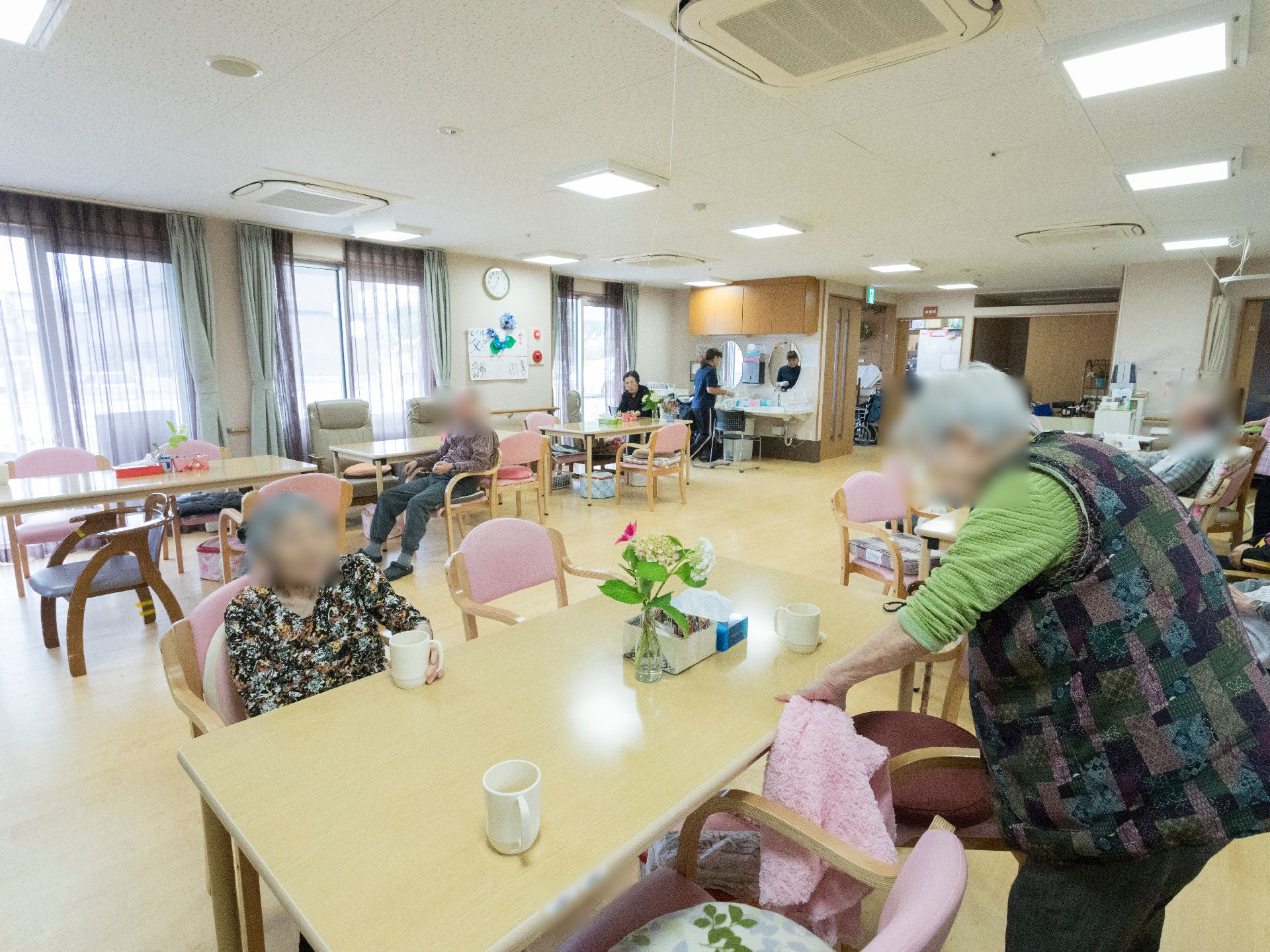 リビングダイニングは日差しが差し込み明るい雰囲気である。入居者の方々がリラックスして過ごす事が出来る。