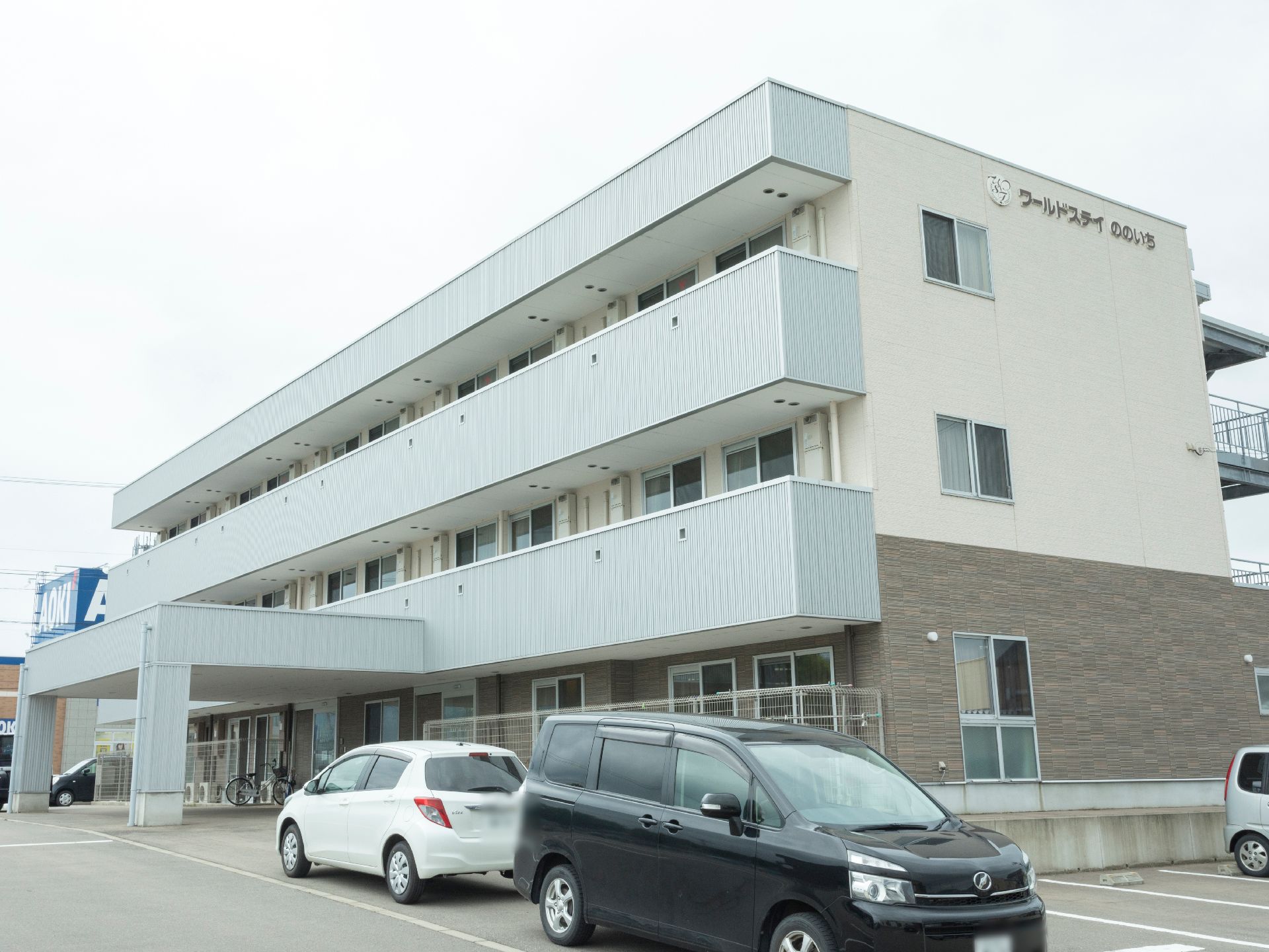 建物は大きく、外観は白を基調としたホテルの様な清潔感のある風貌。入り口が広いので、車椅子も安心して利用出来る。
