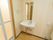 個室トイレの中には洗面台がある。清潔な印象で大きな鏡もあるので身だしなみを整えたり便利に使用出来る。