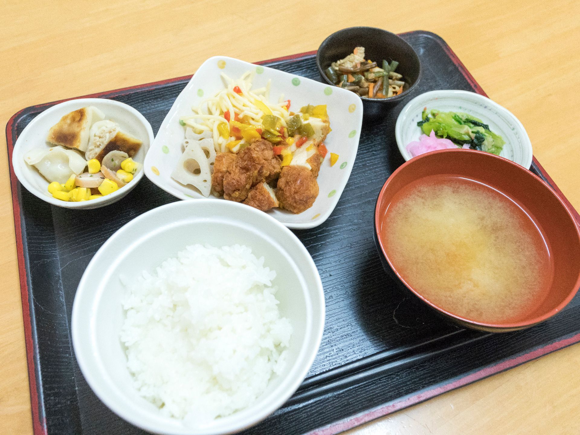料理は、お米、味噌汁、メイン料理、お漬物などがついている。使われている食材は、食べやすい大きさにカットされている。