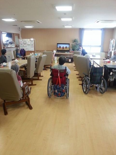 テレビやテーブル、背もたれ付きの椅子が置かれているリビングダイニング