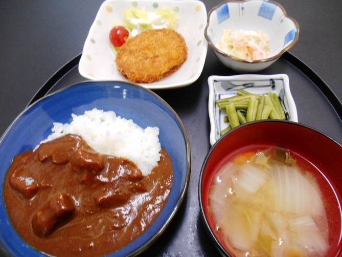 「ワールドステイ松村」のお食事。カレーは人々の大好物の一品。