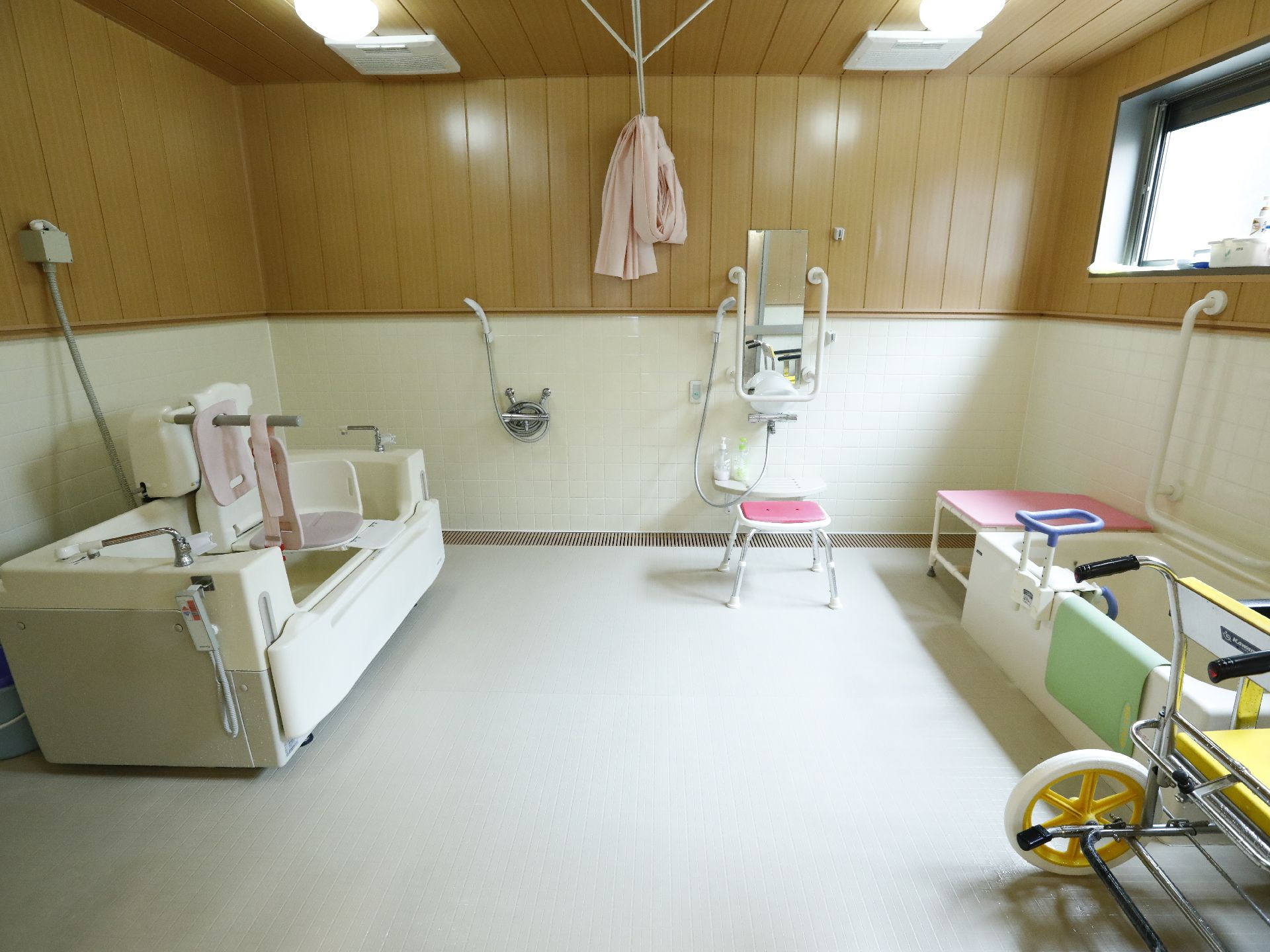 広い浴室の左右に、種類の違う浴槽が一船ずつ設置されている。床面はフラットで移動式のバスチェアーでの移動がしやすい。