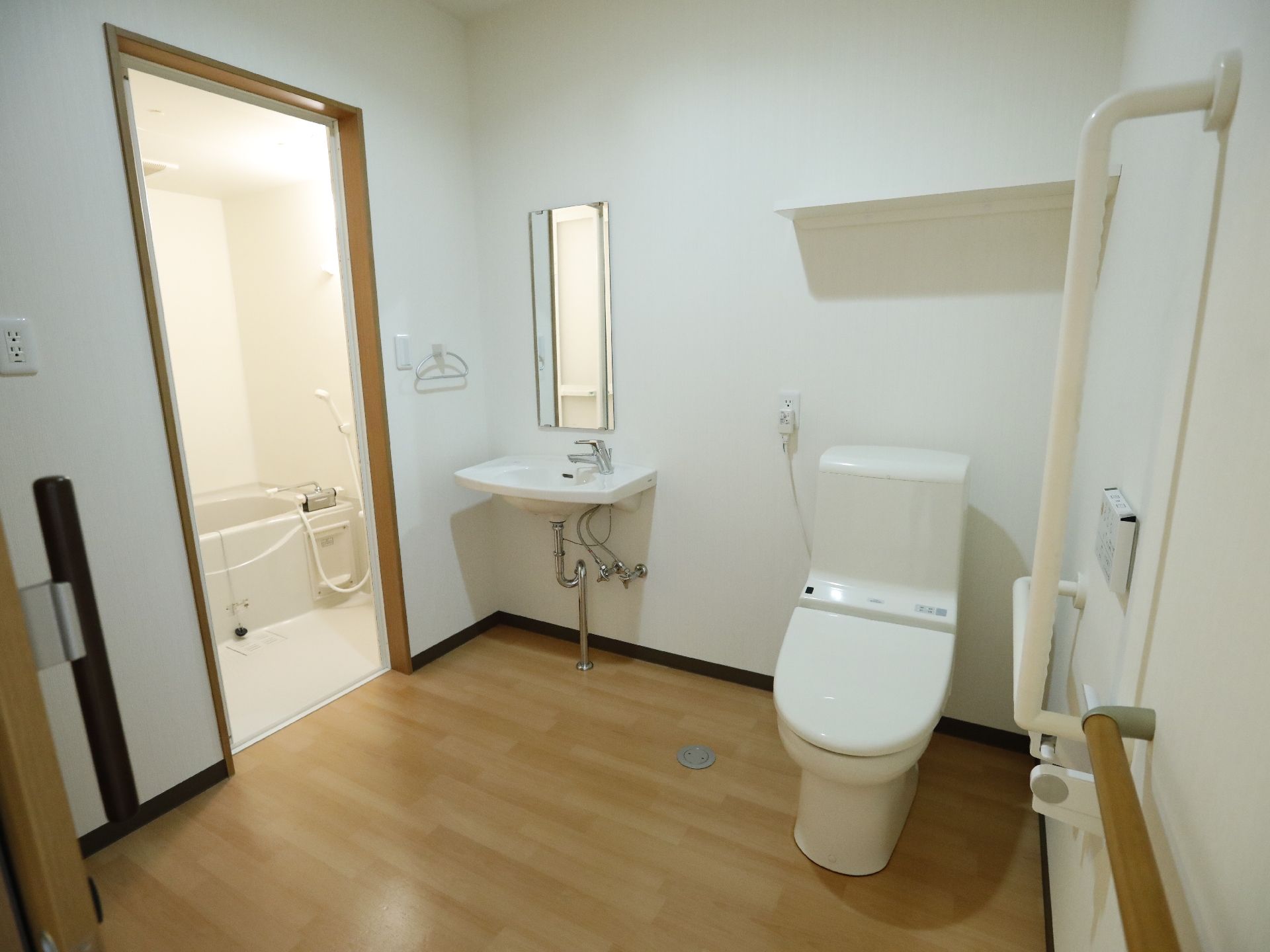 居室にあるトイレと浴室。車いすやシルバーカーでも入りやすいスペースを確保し、トイレ、洗面台、浴室入り口が余裕をもった間取りとなっている。