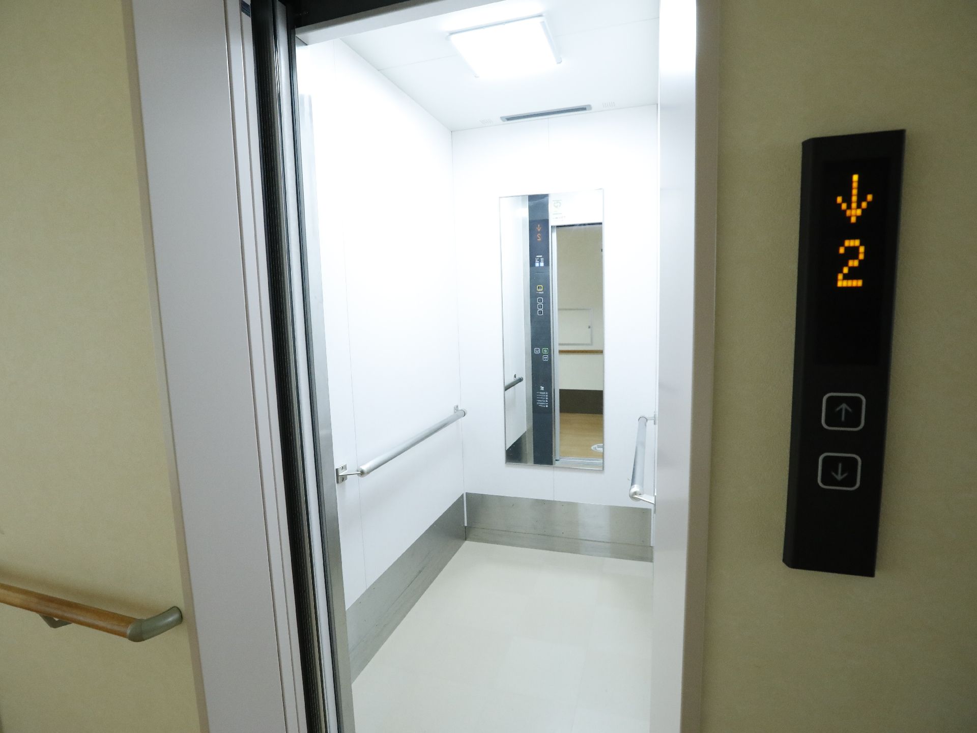 エレベーター内部には、鏡や手すりが設置され、利用者にとって安全な設計となっている。表示も大きく見やすい。