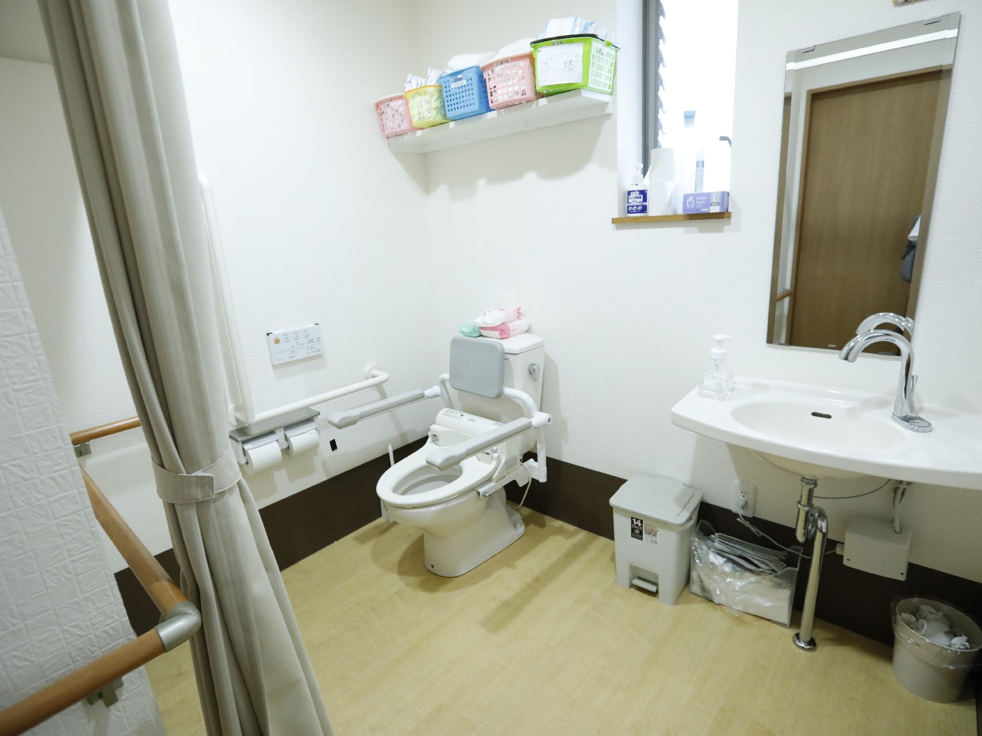 トイレルームの手前にはカーテンがまとめられており、マジックテープを取れば簡易的な仕切りを作ることができる。