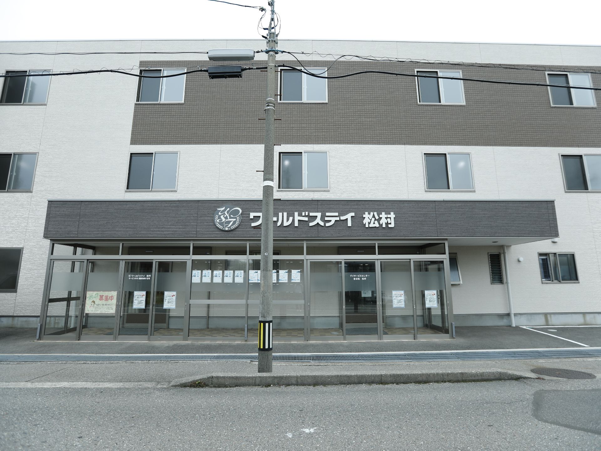 玄関前はバリアフリー設計で、施設の入口にはガラス張りの広い風除室があり、雨・風をしのげる。玄関ドアは2ヶ所ある。