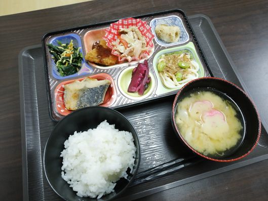 お盆にのった食事