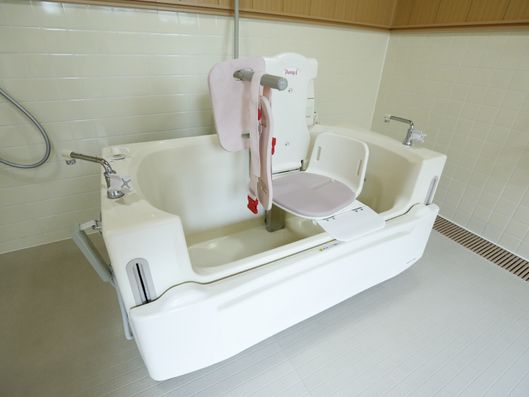 介護器具付きの浴槽