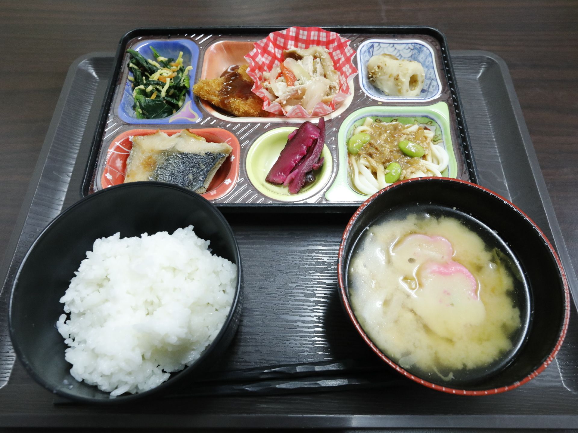 家庭的なメニューが並んだ食事。品数が多くすることで栄養バランスを整え、沢山の食材を楽しみながら食事ができるよう工夫されている。