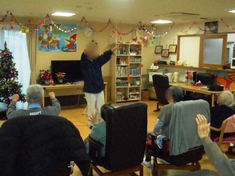 お手本を示すスタッフの動作と同じ動きをしている入居者様