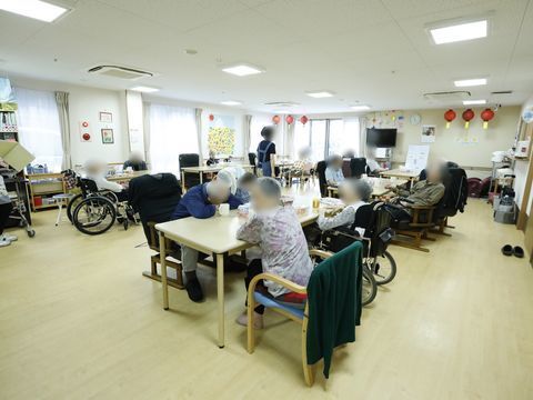 車椅子対応のテーブルが置かれている、明るいリビング