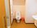 トイレの脇には縦横に手すりが付いている。広さがある同じ部屋に洗面所があり、扉を隔てて浴室が続いている。