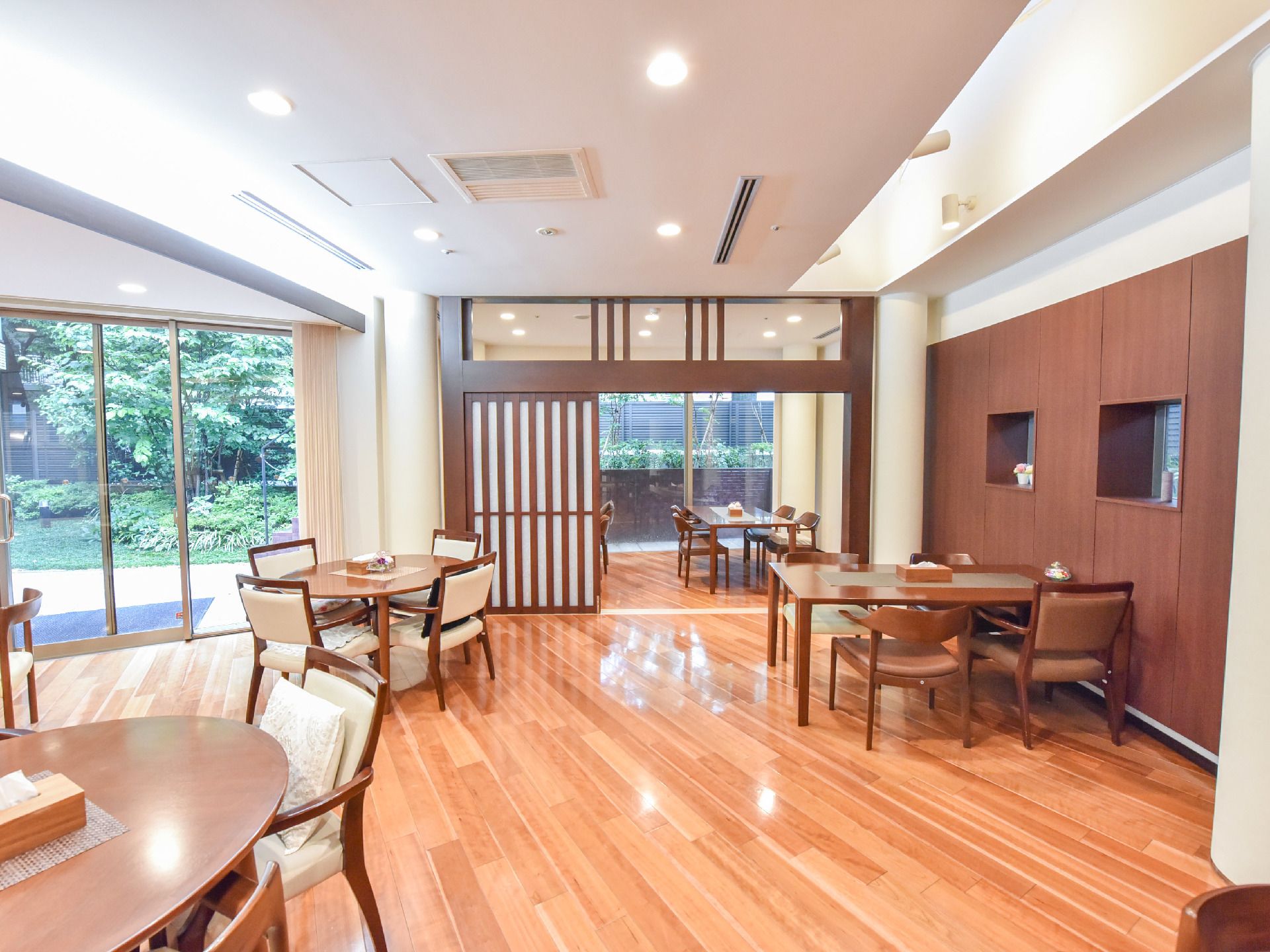 明るくゆったりとした空間。近所の方も利用可。おいしいお茶と手作りケーキでおもてなしするカフェテリア。