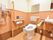 洋式トイレの後ろにタンクはなく、背当てパッドが設置されている。座って右側には操作パネルがあり、下方にナースコールがある。