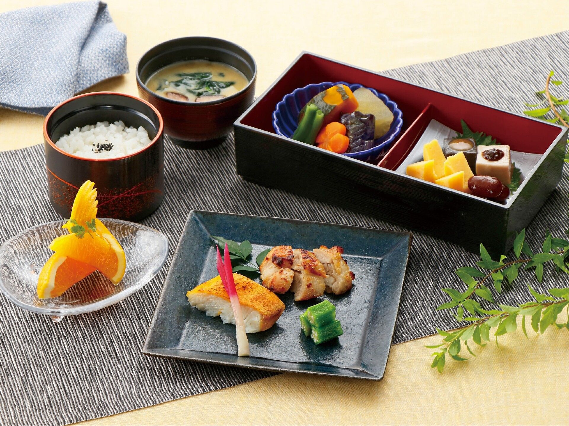 海鮮丼と３種類のおかず、お漬物、汁物が並ぶ、様々な食材が使われた食事