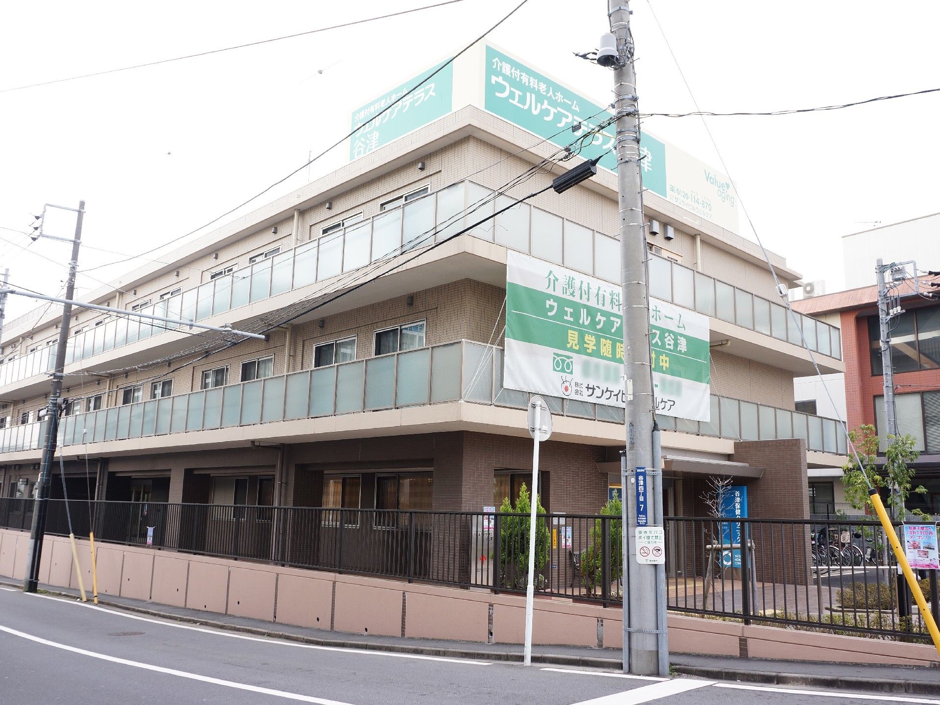 大通り沿いにある3階建ての施設になっている。