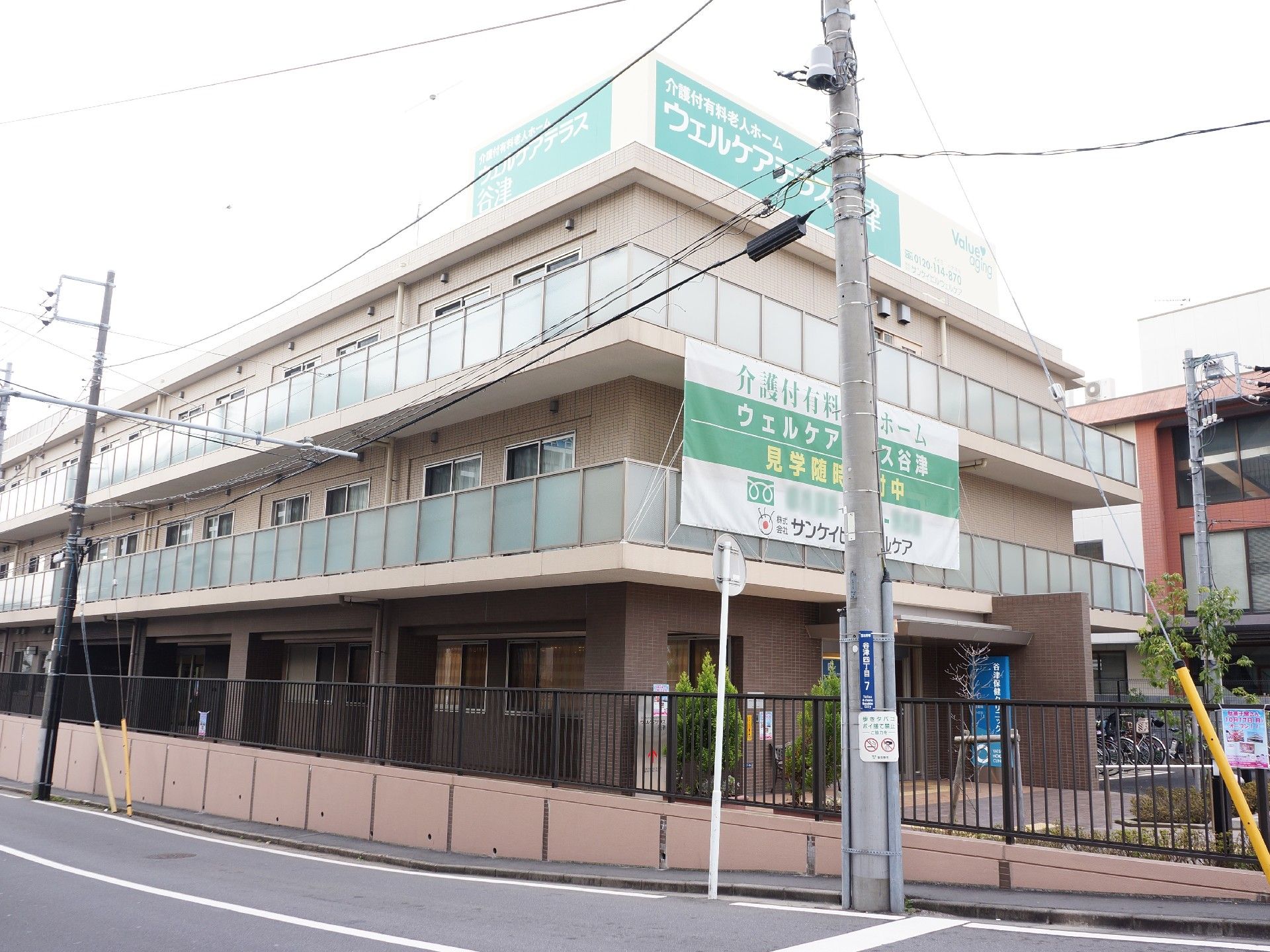 ３階建ての建物で、各室ベランダ付きで明るく日当たりも良く環境抜群。ベランダには高いフェンス付きで安心。