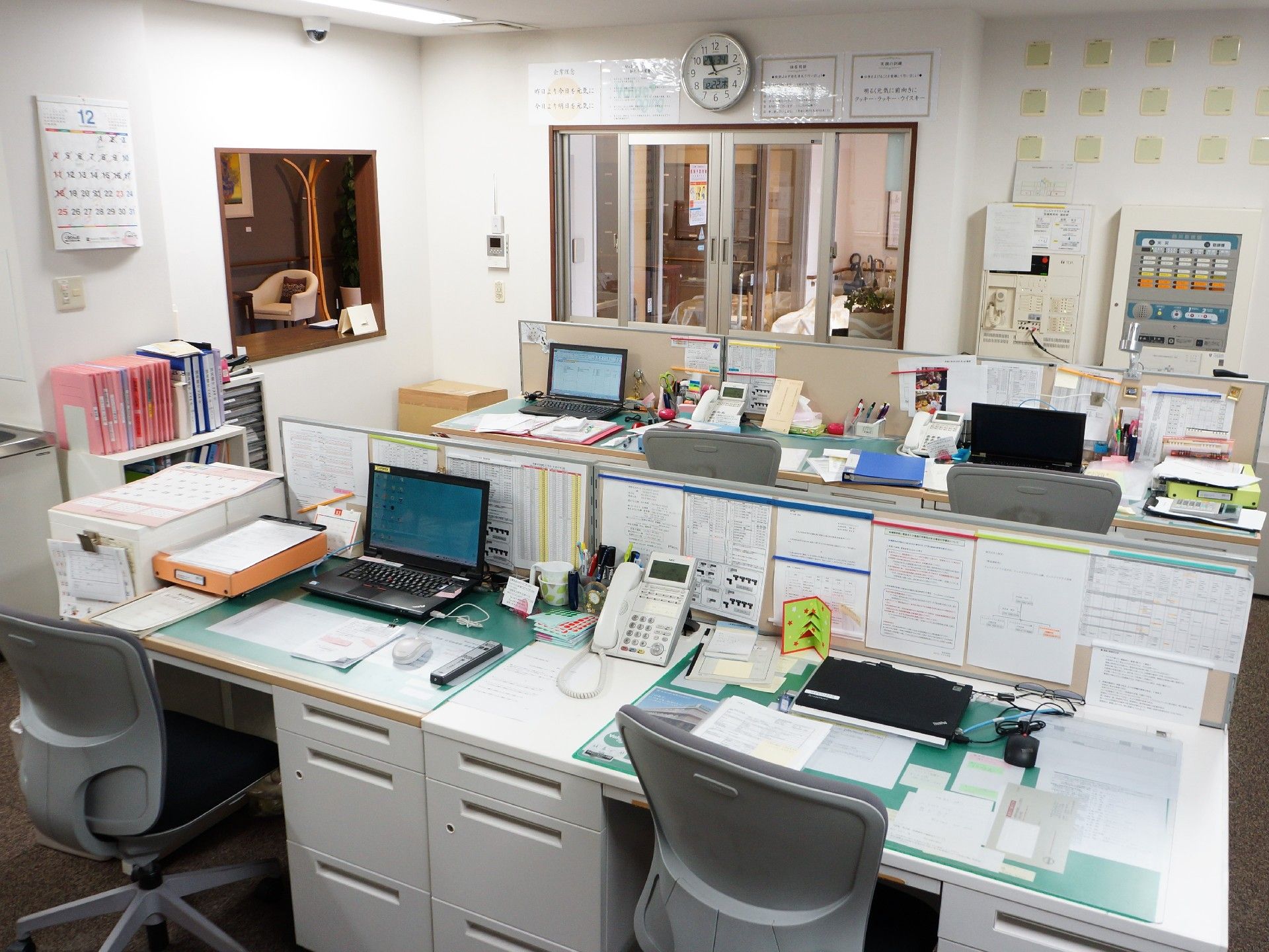 1階事務室からは、外部から、館内からどちらにも受付窓が。入居者、ご家族どちらもおきがるにお声がけ可能。