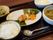 食事一例。食べやすいよう小さくカットしてある。一汁一菜に加え、小鉢もあり、栄養も偏りがないよう工夫されている。