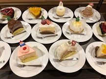 ショートケーキやチョコレートケーキなどの複数のデザート