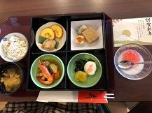 海老や厚焼き玉子が付いたおせち料理とデザート