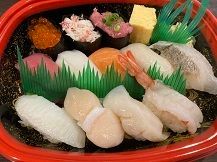 握り寿司と軍艦巻きのセット
