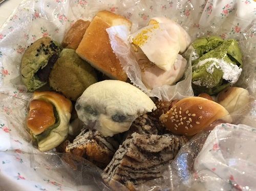 一口大にカットされた、あんぱんや、よもぎぱんや、チョコレートパン