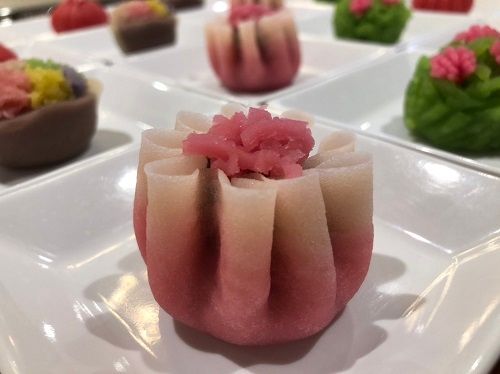 ピンクや緑が鮮やかな和菓子