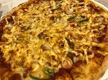 とろけるチーズがのった大きなピザ