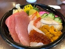 まぐろやエビやウニがのった海鮮丼