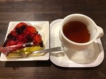 フルーツケーキと紅茶のセット
