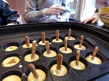 ホットプレートでおやつを焼く様子
