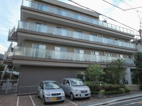 「ウエルケアテラス氷川台」外観。24時間体制で皆様の安全を確保します。