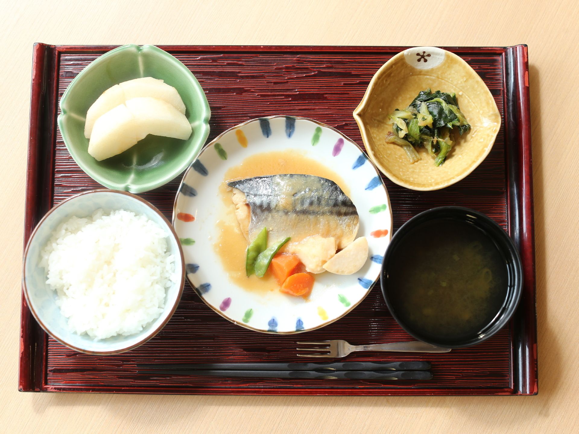 この日の食事メニューはメインが鯖の味噌煮。彩りとして絹さや、人参、筍が添えられている。野菜の和え物と果物が付いている。