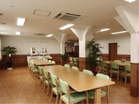 長テーブルと椅子が設置された共有スペース