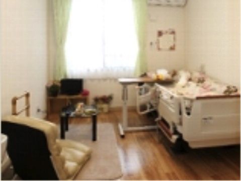 ベッドや椅子が設置された居室