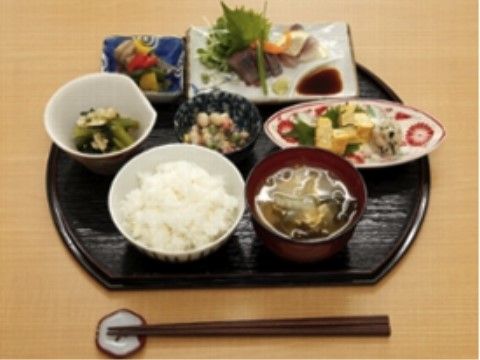 刺身の盛り合わせとごはんと味噌汁のセット