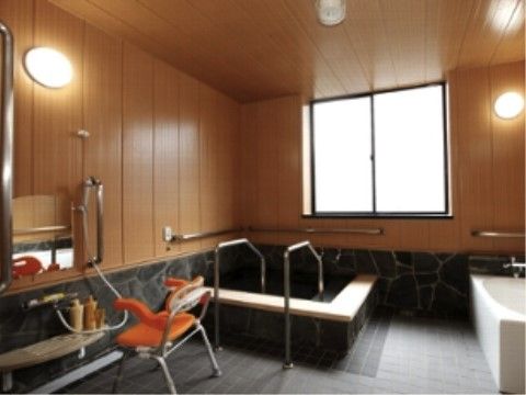 シャワーチェアーが設置された浴室