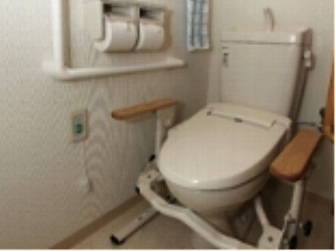 Ｌ字型手すりが設置されたトイレ