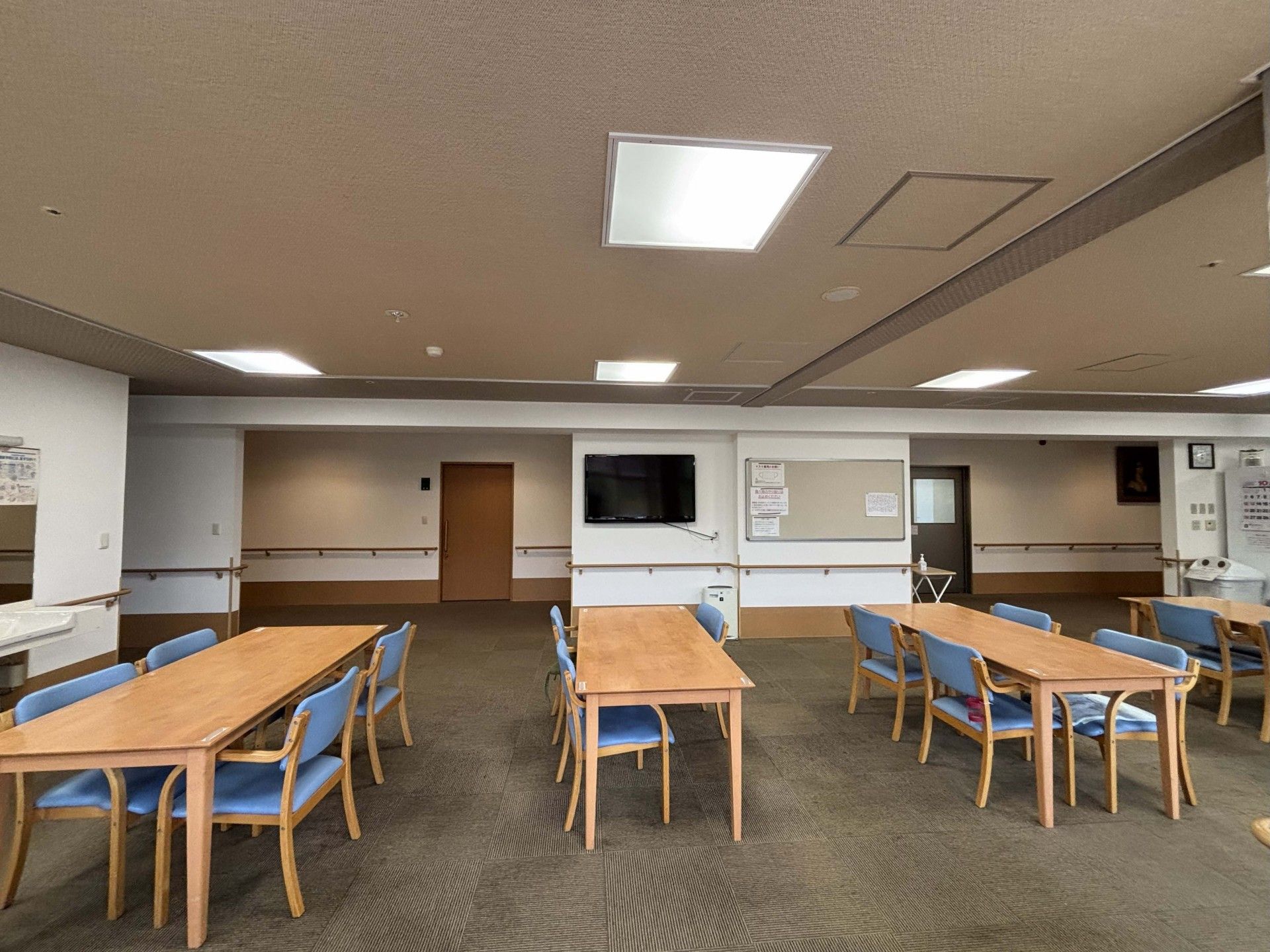 車椅子に座っている高齢女性と介助をする男性ヘルパー