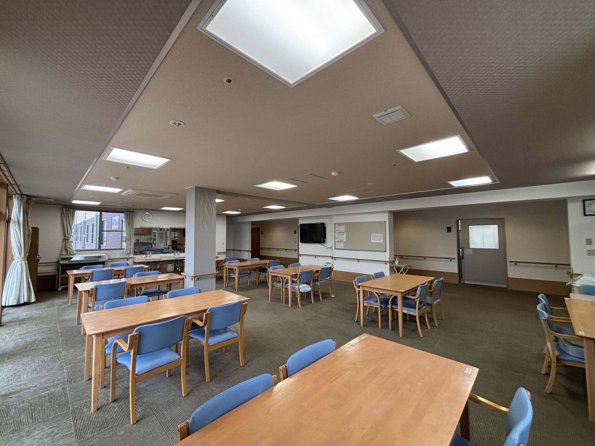 広々とした食事スペース