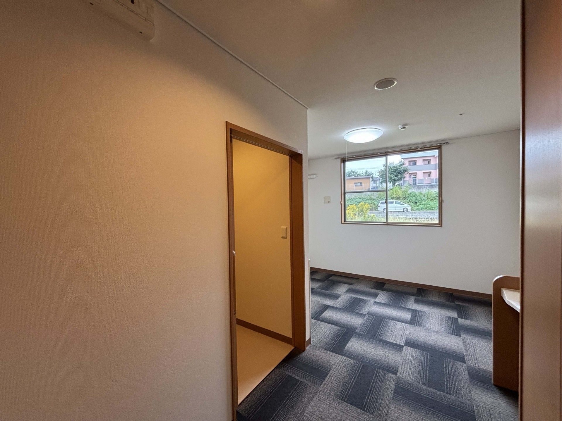 窓のある明るい部屋