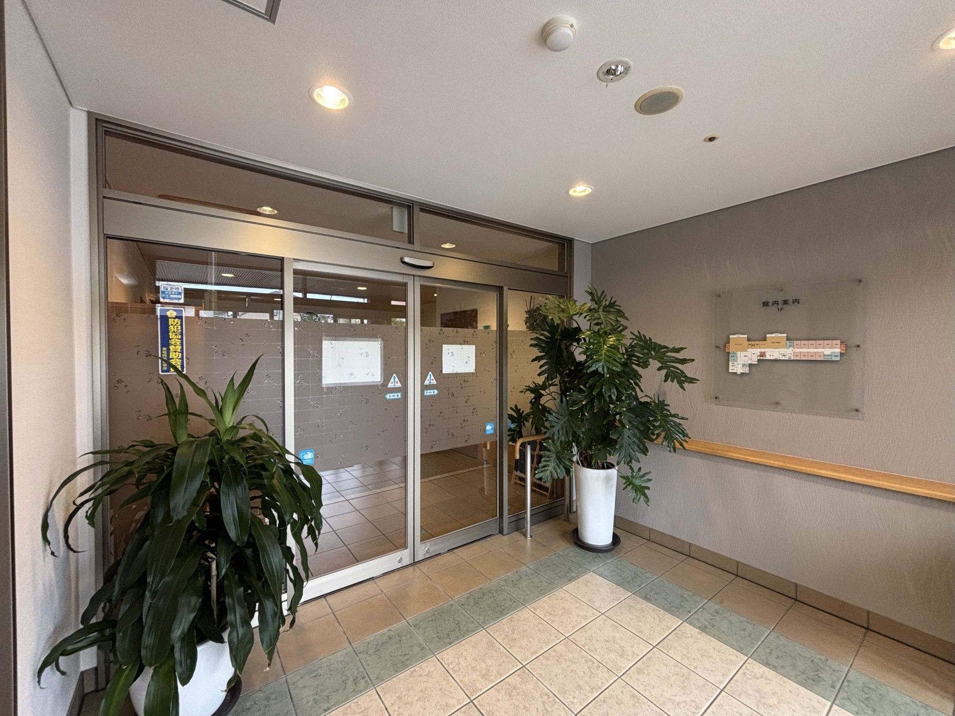 自動ドアのあるエントランス