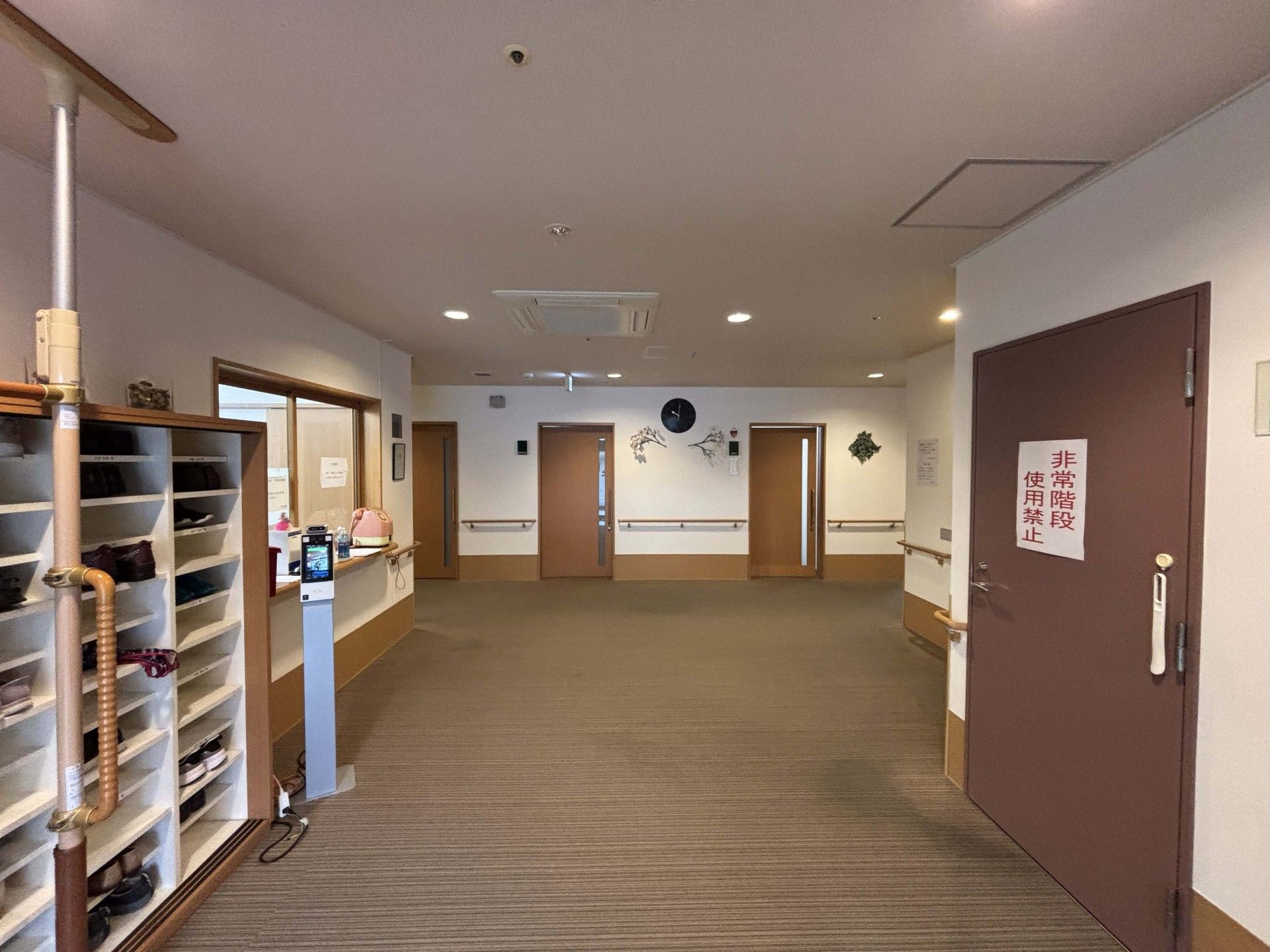 広い廊下と靴棚